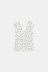 Top blanco con estampado de lunares negros, escote en pico, mangas sisa con hombreras, cintura con frunces laterales y cierre trasero con cremallera oculta.