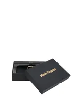 Billetera de cuero natural color negro, con diseño de solapa frontal decorada con una hebilla metálica. Cuenta con cierre de cremallera lateral, múltiples ranuras para tarjetas y tecnología RFID para protección de datos.
