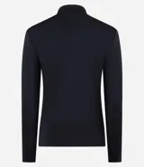 Blusa negra de mangas largas, con cuello alto y fruncidos delanteros.