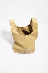 Bolso de mano modelo Paper de la marca Bimba Y Lola, confeccionado en cuero negro de estructura mediana. Cuenta con asas superiores fijas, una correa ajustable en tono beige y el logotipo metálico de la marca en la parte frontal inferior.