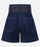 Short tipo mom de jean azul marino con cintura alta, bolsillos delanteros y cinturón ajustable confeccionado en la misma tela con pespuntes visibles.