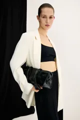 Blazer levemente largo color blanco con solapas de muesca, botones delanteros, hombreras y bolsillos delanteros ribeteados con solapa. Diseño cruzado y forrado.