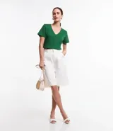 Remera básica celeste de media malla, con escote en V y mangas cortas.