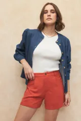 Shorts de vestir color terracota/naranja quemado, con textura arrugada y talle alto con pinzas frontales y cierre de botón.