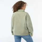Sobrecamisa de twill color verde militar, de corte oversize, con cuello clásico, cierre frontal de botones metálicos y dos bolsillos delanteros de parche.