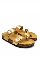 Sandalias estilo birkenstock color blanco, con dos tiras anchas ajustables mediante hebillas metálicas y diseño de ojota en la parte delantera. Presentan plantilla anatómica de corcho y suela de goma antideslizante.