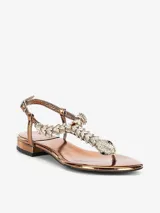 Sandalia color bronce con tira en el dedo y diseño entrelazado con apliques de strass. Cuenta con pulsera ajustable en el talón y una base plana de leve altura.