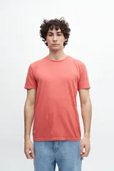 Remera de mangas cortas color salmón, con cuello redondo.