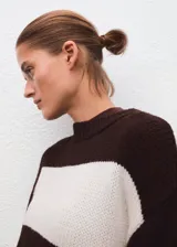 Jersey de punto medio con diseño de rayas horizontales en color marrón y blanco, cuello redondo y manga larga.