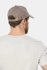 Gorro de lona color gris con visera y logo bordado en el frente.