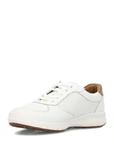 Championes casuales Hush Puppies modelo Spinal Mesh, color blanco con detalles en marrón claro en la parte trasera. Confeccionados en cuero con inserciones de tejido de malla transpirable, cordones tono sobre tono y suela de EVA con base de goma.