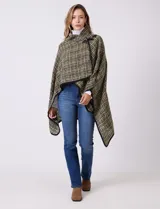 Ruana tejida de Jones New York con diseño a cuadros en tonos verdes y marrones. Presenta cuello alto, cierre frontal con botón tipo trenca y bordes con ribete negro.