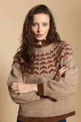 Sweater de tejido jacquard con diseño geométrico en color marrón sobre base beige, de cuello redondo y manga larga con puños ajustados.