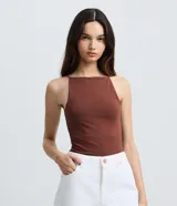 Blusa sin mangas color marrón con escote halter recto y tirantes finos elásticos, de ajuste ceñido al cuerpo.