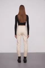 Pantalon de jean de corte recto y tiro medio, en color natural, con ruedo deshilachado.