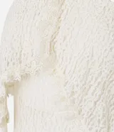 Vestido midi de encaje color crudo, con escote strapless, superposición en el busto, falda asimétrica y forro interno.