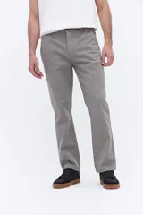 Pantalón de corte regular con diseño clásico de cinco bolsillos, confeccionado en tejido de algodón con elastano. Presenta cierre frontal con botón y cremallera, y cuenta con logo bordado.