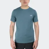 Remera deportiva New Balance de cuello redondo, confeccionada en tejido técnico transpirable. Presenta un diseño de ajuste regular con dobladillo trasero ligeramente más largo y logo reflectante en el pecho.