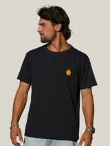 Remera negra de algodón con cuello redondo, manga corta y pequeño estampado de una fruta en el pecho.