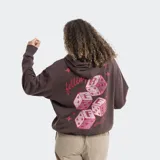 Buzo con capucha color gris topo, de corte holgado, con bolsillo frontal tipo canguro y logo de la marca bordado en color rojo en el pecho.