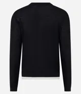 Cardigan de punto Marfinno, color negro con detalles en blanco en la botonera y el ruedo. Presenta cuello redondo, mangas largas y cierre frontal con botones oscuros.