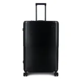 Valija rígida grande color negro, con diseño texturizado en la mitad inferior y lisa en la superior. Cuenta con cuatro ruedas dobles, asa superior y lateral, y carro telescópico extensible.