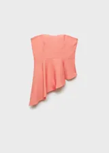 Top strapless color rosado, con diseño entallado y bajo asimétrico con vuelo. Presenta panel fruncido elástico en la parte posterior.