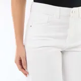 Pantalón denim blanco de corte barrel, silueta relajada con piernas levemente curvas y tiro medio-alto, con bolsillos clásicos.