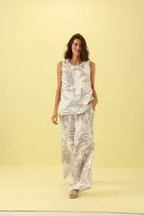 Musculosa blanca con estampado floral en tonos grises, de lino.