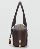 Bolso de mano de poliuretano color marrón oscuro, con diseño rectangular estructurado, cierre de solapa frontal y asa corta de hombro.