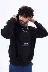 Buzo tipo canguro de felpa color negro, con capucha y bolsillo frontal. Presenta un estampado pequeño en el centro del pecho con tres estrellas y la frase 'art is for hyped people'.