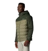 Campera técnica con capucha, impermeable y transpirable, con tecnología termorreflectante Omni-Heat Infinity y aislamiento de plumón de 650 fill power. Presenta un diseño de bloques de color en tonos verde, con construcción HeatSeal sin costuras en el panel frontal y cierre frontal completo.