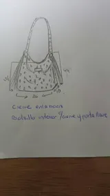 Cartera tipo hobo de cuero con estampado animal print de leopardo, con tiras y detalles en cuero rojo con flecos y parche rectangular con logo grabado en la parte frontal.