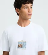 Remera blanca de manga corta y corte comfort, confeccionada en algodón con un pequeño estampado artsy al frente que representa la Mona Lisa dentro de una cámara de fotos.