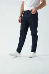 Pantalón de gabardina azul marino, corte slim fit, con bolsillos delanteros y traseros.