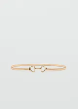 Cinturón fino de metal dorado con diseño de cadena de eslabones elásticos y cierre de hebilla metálica con forma de estribo.