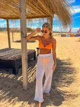 Conjunto de bikini naranja, con corpiño triangular fijo y bombacha vedetina regulable.