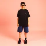 Remera blanca de algodón con estampado en la espalda con el texto "B2000" en azul y negro.