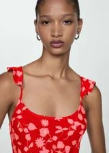 Vestido largo de viscosa con estampado floral en tonos rojos y rosados, escote redondo y tirantes finos con volados en los hombros.