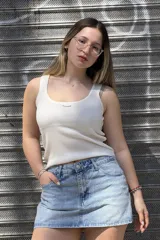 Short pollera de jean rígido color celeste claro, de tiro alto y diseño ajustado con efecto lavado.