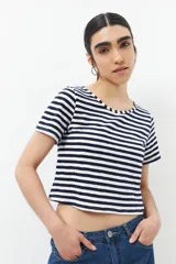 Remera corta a rayas horizontales azul marino y blanco, de manga corta y corte ajustado.