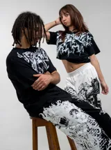 Remera negra de corte regular fit y cuello redondo, con gran estampado frontal en color blanco de estilo gótico y diseño complejo con aves.