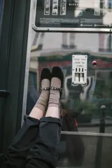 Chatitas de gamuza negra con apliques de strass y hebilla. Inspiradas en las puntas de ballet.