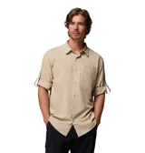 Camisa de manga larga Columbia en color beige, confeccionada en tejido técnico con tecnología Omni-Shade y Omni-Wick. Presenta cuello clásico, cierre frontal con botones y dos bolsillos frontales con solapa.