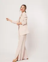 Blazer oversized color beige de corte recto, confeccionado en tela con lino.