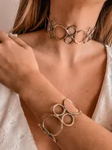 Brazalete plateado con diseño de círculos y líneas, hecho a mano en alpaca.