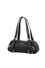 Cartera Las Oreiro color beige, con forma de cilindro, doble asa de hombro y detalles de hebillas y argollas metálicas en los laterales. Cierre superior con cremallera.