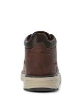 Botín Hush Puppies modelo William, confeccionado en cuero marrón con cordones bicolor. Presenta un diseño de caña media con cuello acolchado y suela de EVA en tono beige con base dentada.