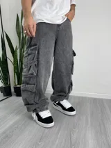 Pantalón cargo gris de denim con corte holgado, bolsillos laterales con fuelle y bolsillos traseros con solapa.