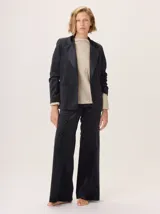 Blazer clásico de textura similar al terciopelo con brillo sutil, corte estructurado y forro interior estampado.